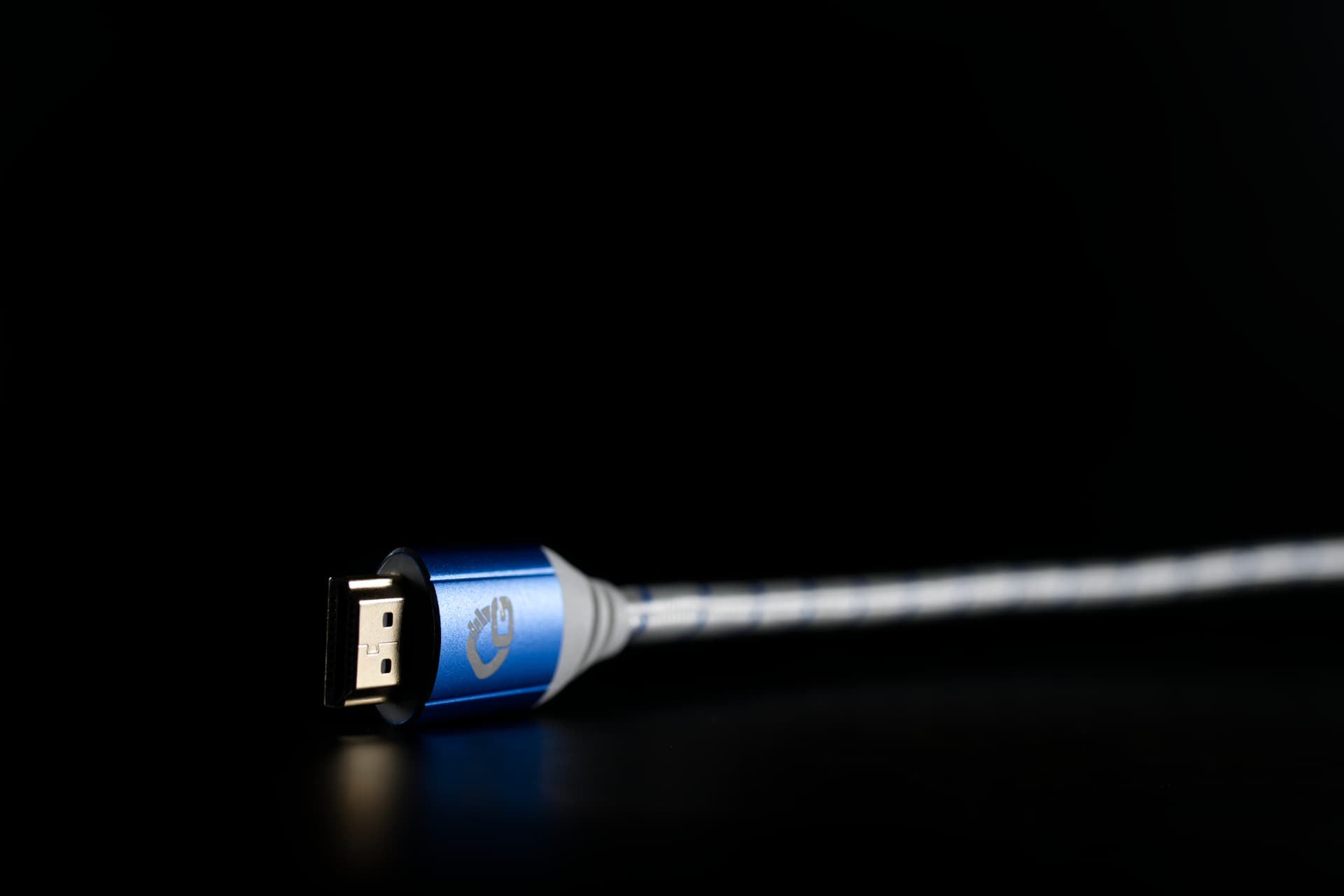 Blau-weißes HDMI-Kabel mit Gaming-Signet im Anschnitt