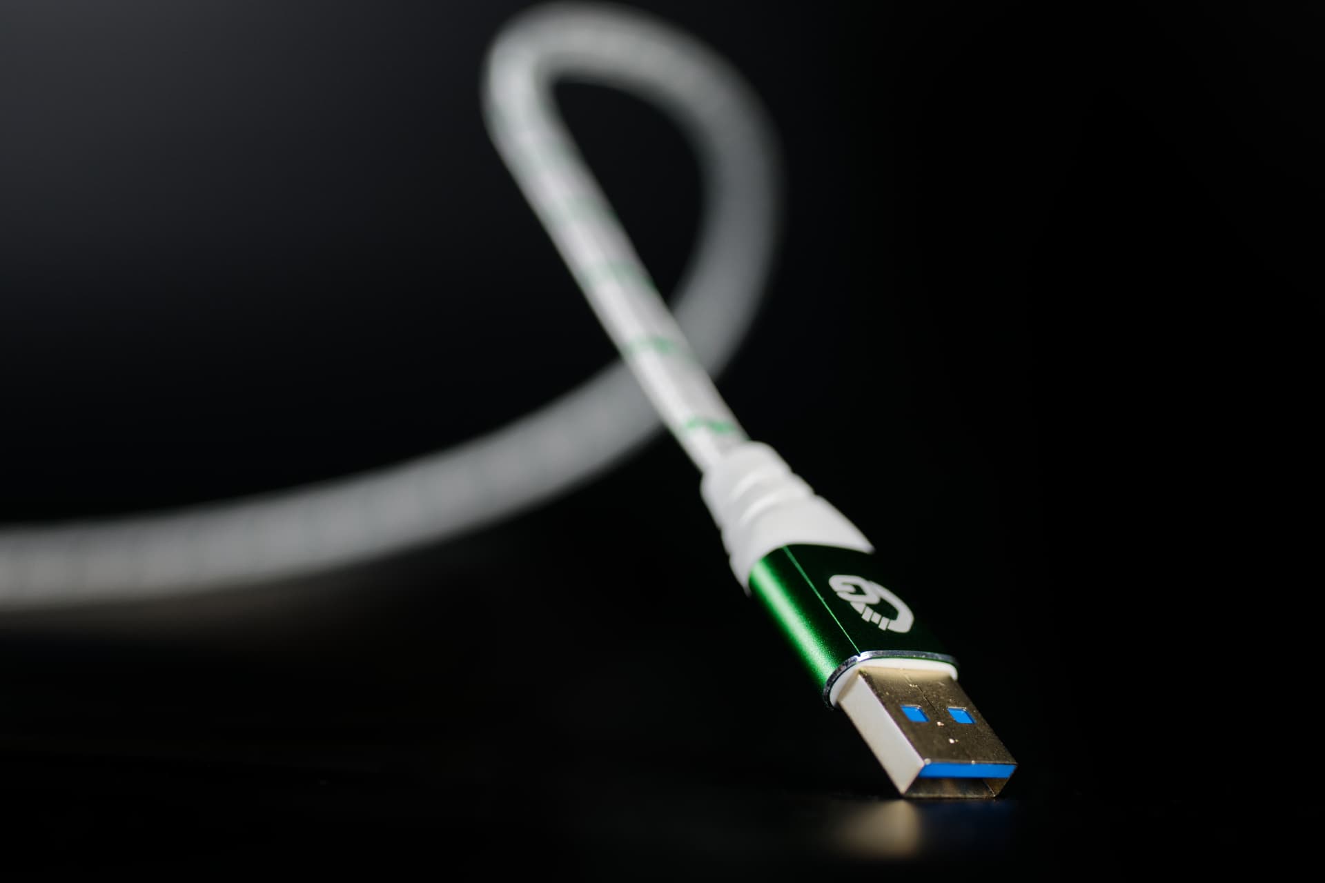 Grüner USB-A-Stecker mit weiß-grünem Kabelgeflecht