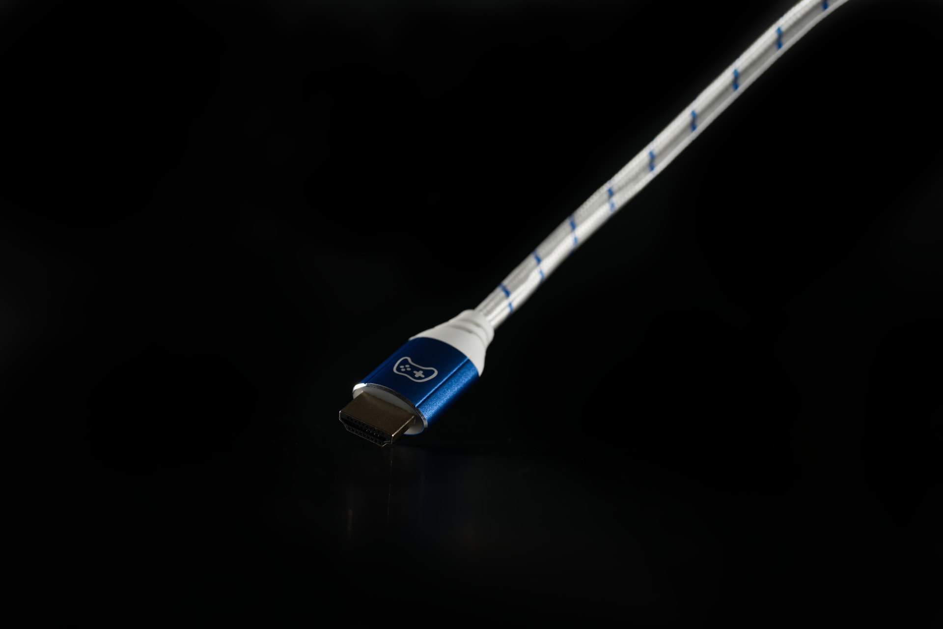 HDMI-Stecker mit blauem Aluminiumgehäuse und geflochtenem Kabel