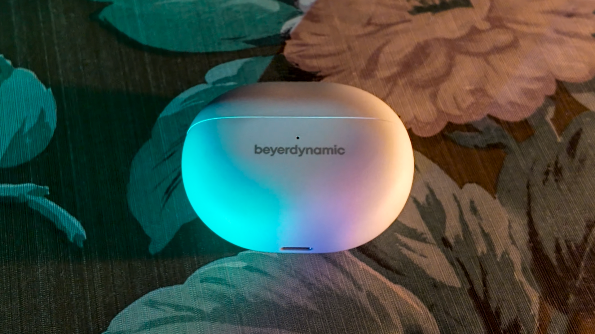 Geschlossenes Ladecase des Beyerdynamic Amiron 100 mit farbigem Lichtspiel