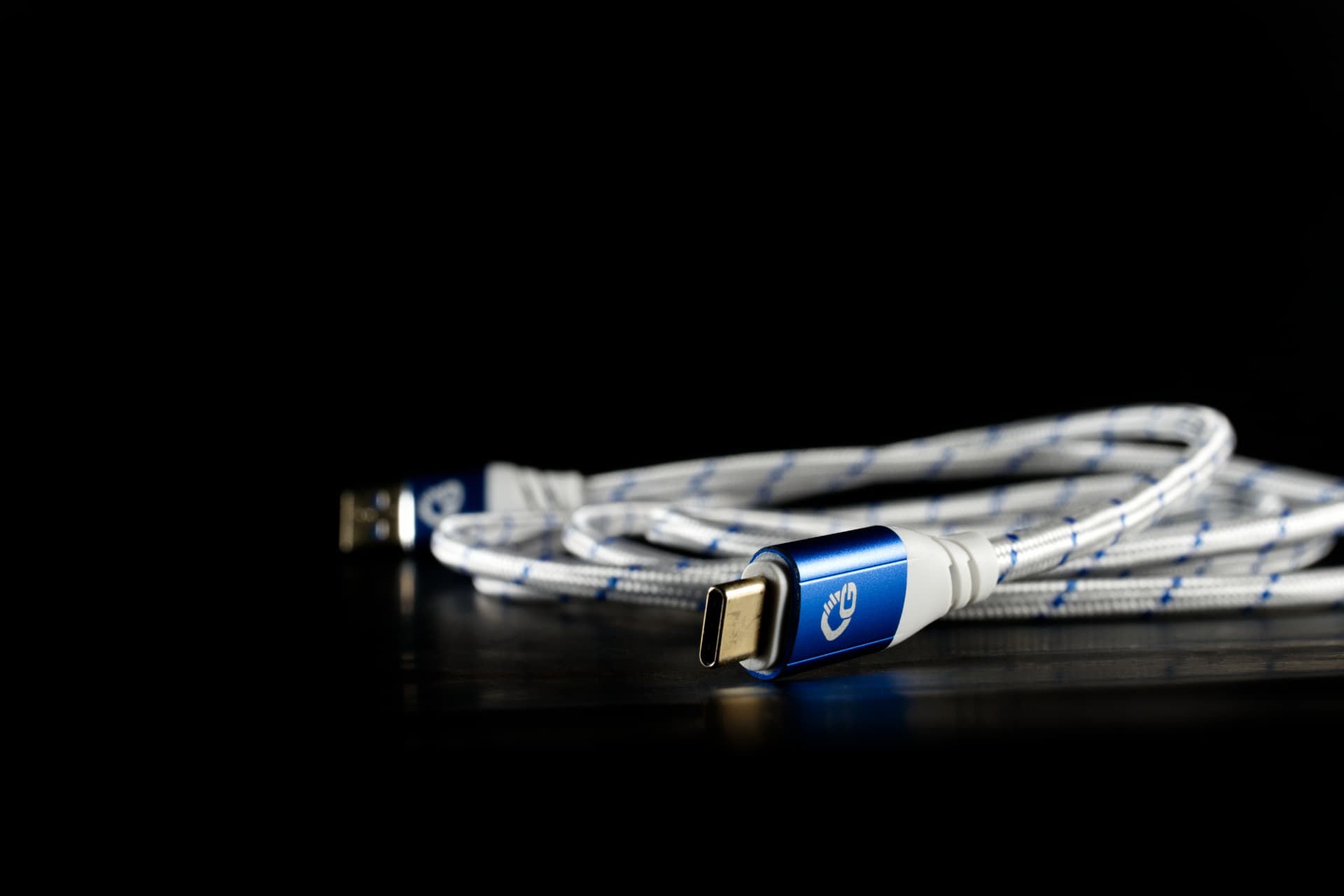 Blaues USB-C-Kabel von Oehlbach Gaming, aufgerollt