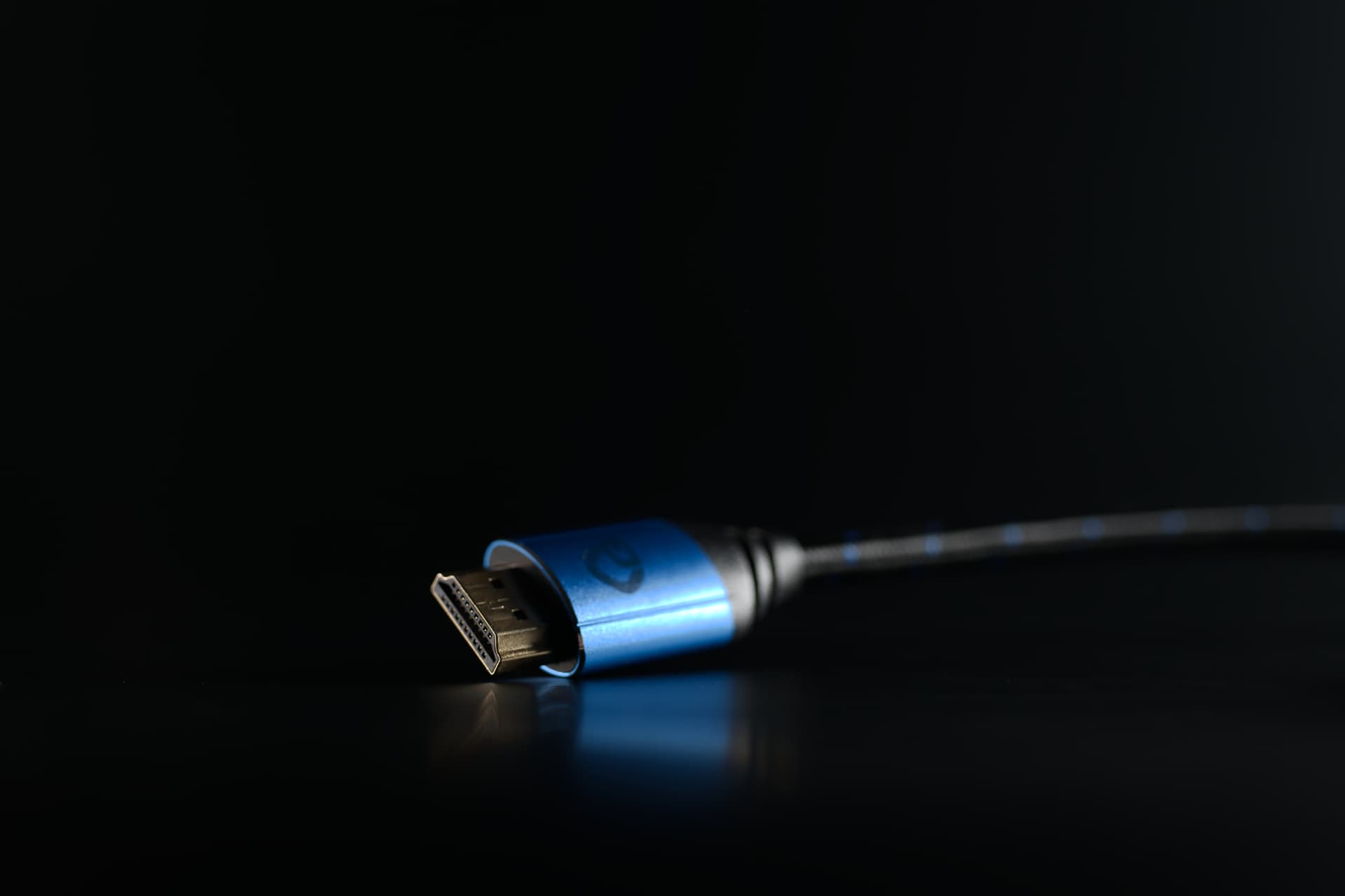 Blaues Oehlbach-Gaming-HDMI-Kabel auf schwarzem Untergrund