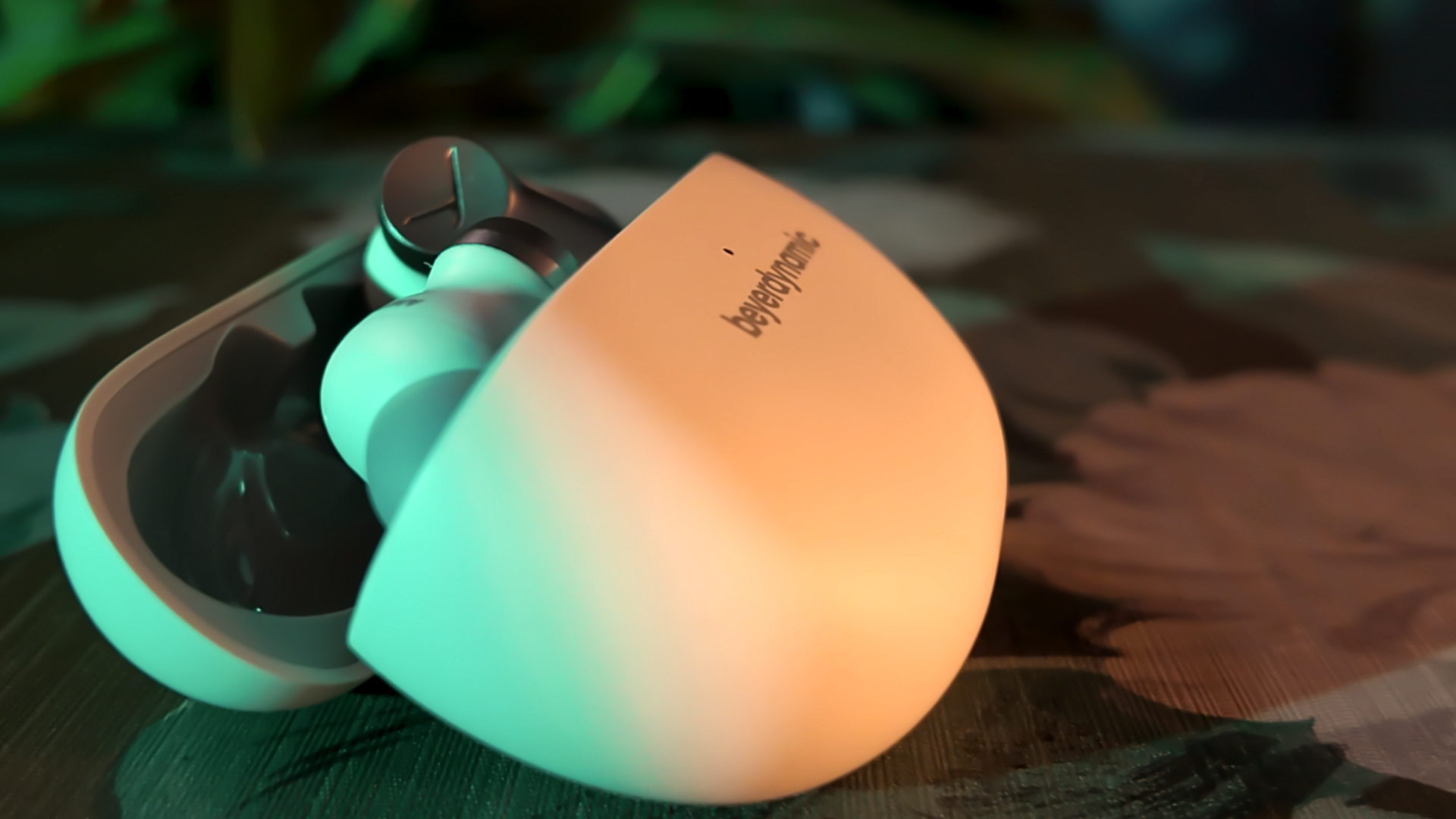 Geöffnetes Ladecase des Amiron 100 mit eingelegten In-Ears