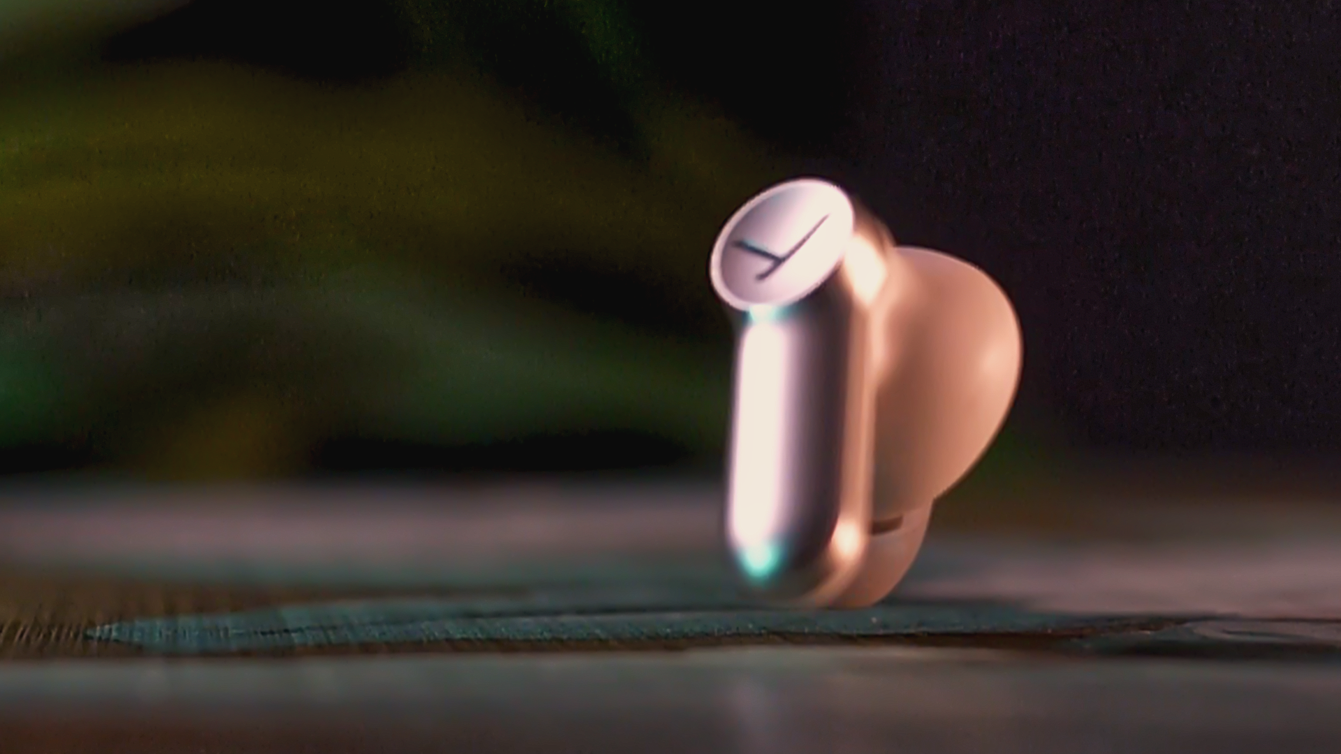 Freigestellter In-Ear des Amiron 100 in Bewegung über der Fläche