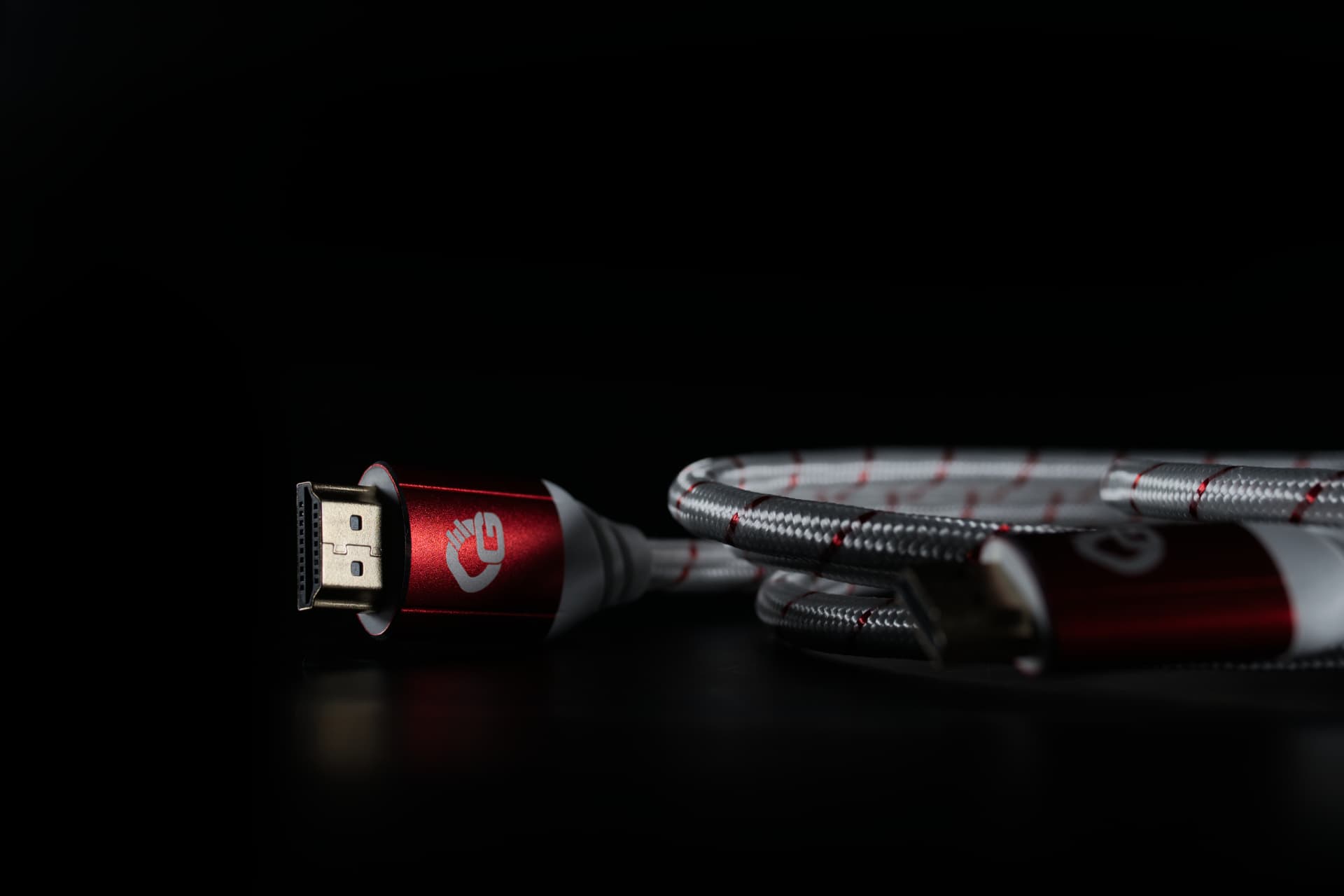 Rot-weißes Oehlbach-Gaming-HDMI-Kabel, aufgerollt