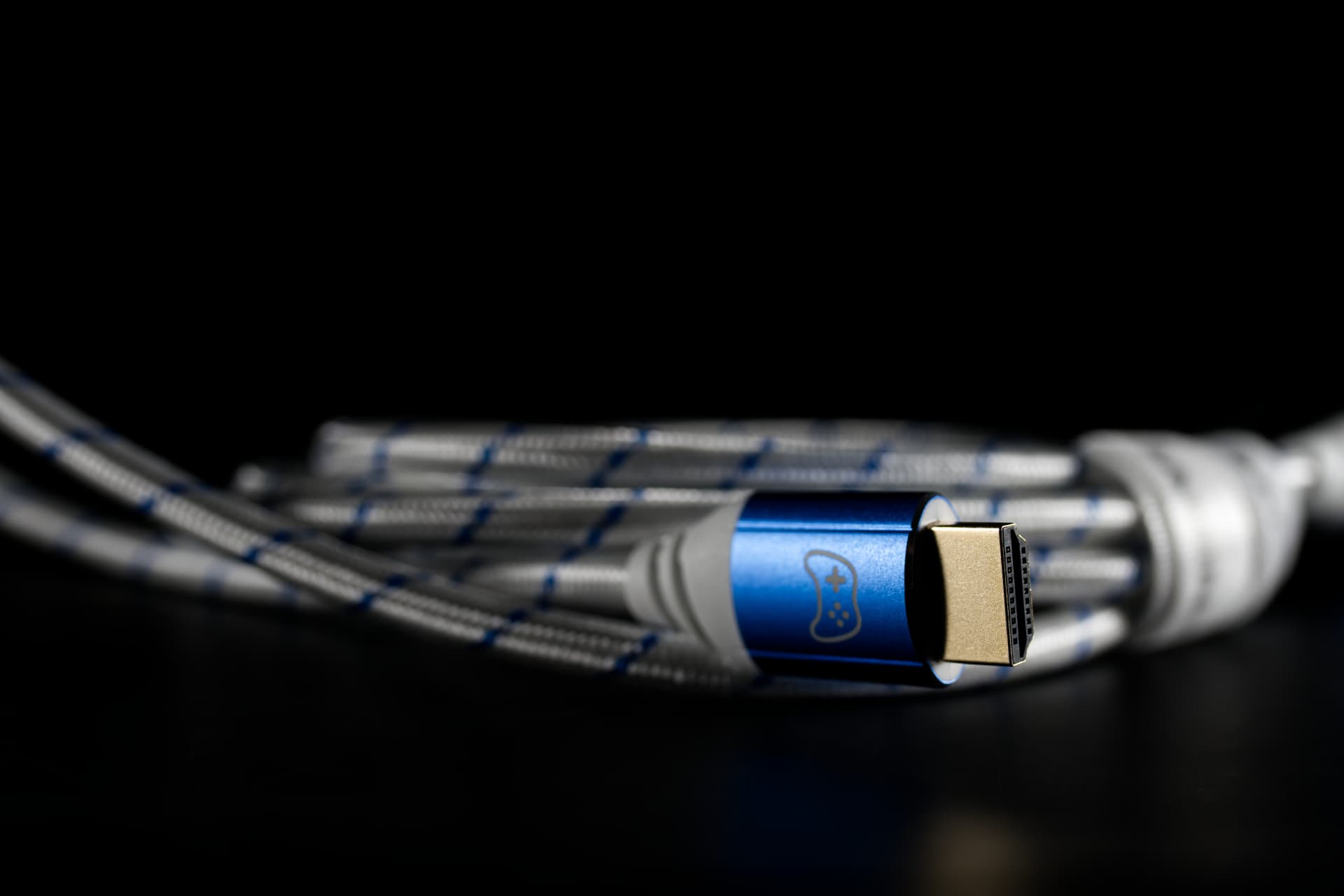 Aufgerolltes HDMI-Kabel mit blauem Stecker im Detail